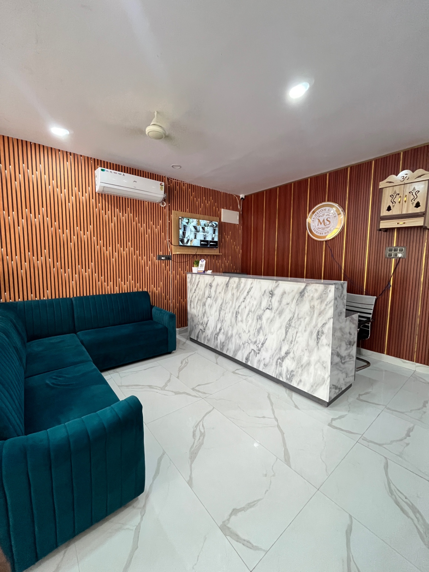Lounge with reception